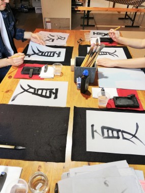 Atelier Calligraphie Japonaise avec Ayuko Miyakawa, le lundi, mercredi et vendredi à 10h
